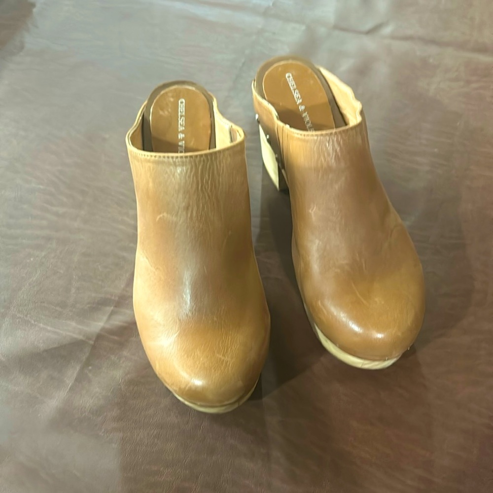 Cute clog she's very comfortable only one twice